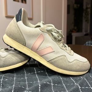 Veja women’s shoes 9. Good condition.